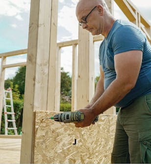 Isoleret anneks: OSB-plader monteres på isoleret anneks Isoleret anneks: OSB-plader monteres på isoleret anneks